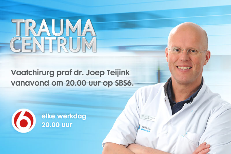 Kale man in witte jas met gekruiste armen lacht. Tekst promoot Trauma Centrum, schoudergordelsyndroom en Prof. Teijink op SBS6.