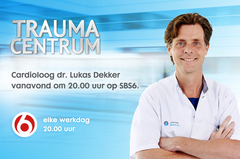 Man in witte doktersjas, armen over elkaar, lacht voor blauwe achtergrond. Tekst: Trauma Centrum, SBS6 20:00, Dr. Lukas Dekker.