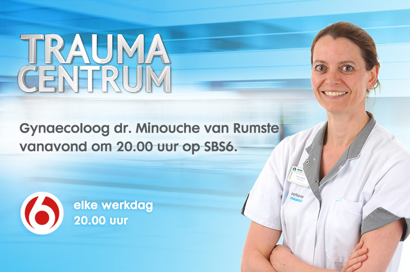 Vrouw in witte doktersjas lacht. Tekst promoot Trauma Centrum met dr. Minouche van Rumste, 20:00 op SBS6, blauw scherm.