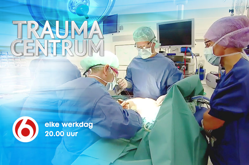 Vier medici voeren directe reconstructie uit in een OK. Tekst: Traumacentrum. Elke werkdag om 20:00.