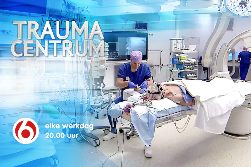 Arts voert halsslagaderoperatie uit in traumacentrum. Medische apparatuur, tekst: Trauma Centrum, logo 6, elke werkdag 20.00 uur.