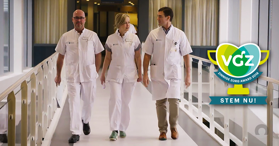 Drie zorgverleners in witte uniformen lopen door een lichte bende. Voorgrond: trofee met tekst VCZ Zinnige Zorg Award 2018 en Stem nu.