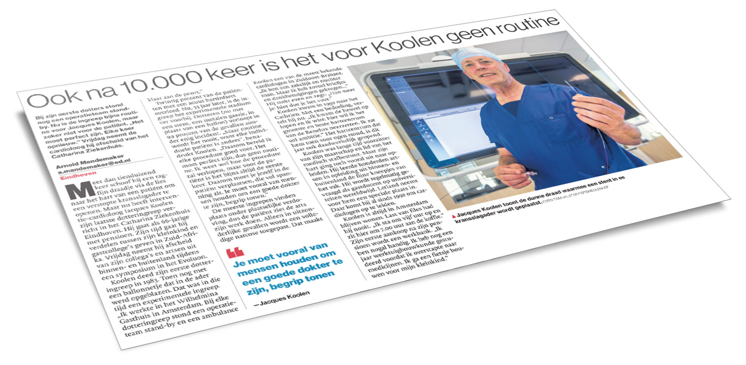 Een Nederlands krantenartikel toont een arts in blauwe kleding bij medische apparatuur, wijzend naar een monitor.