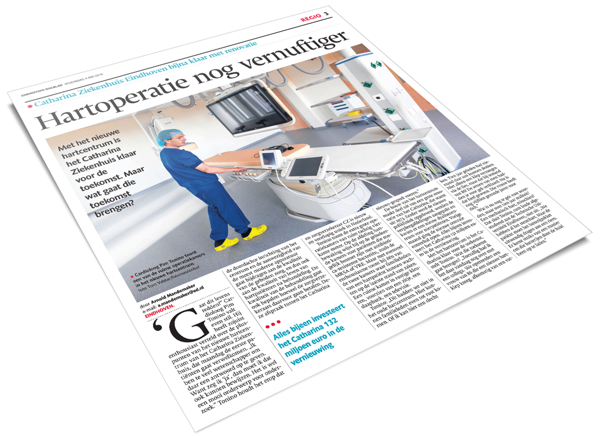 Krantenartikel Eindhovens Dagblad met foto van arts in blauwe kleding en gele overschoenen in moderne operatiekamer.