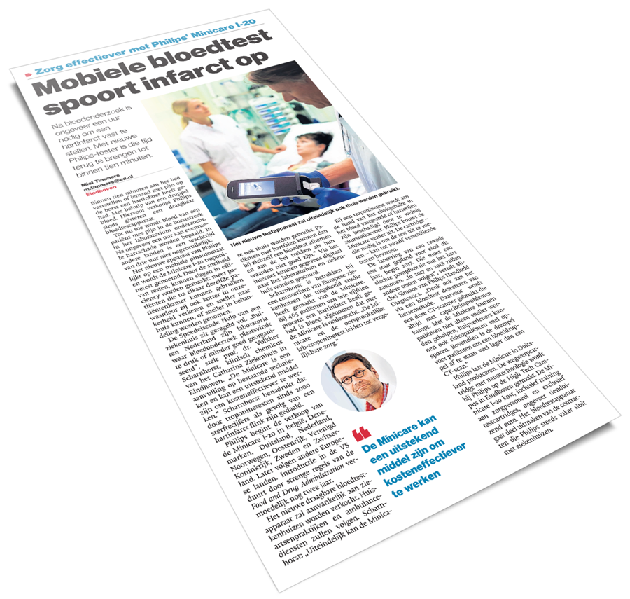Nederlands krantenartikel met kop over mobiele bloedtest, foto van zorgverlener met apparaat, citaat en portretfoto van man.