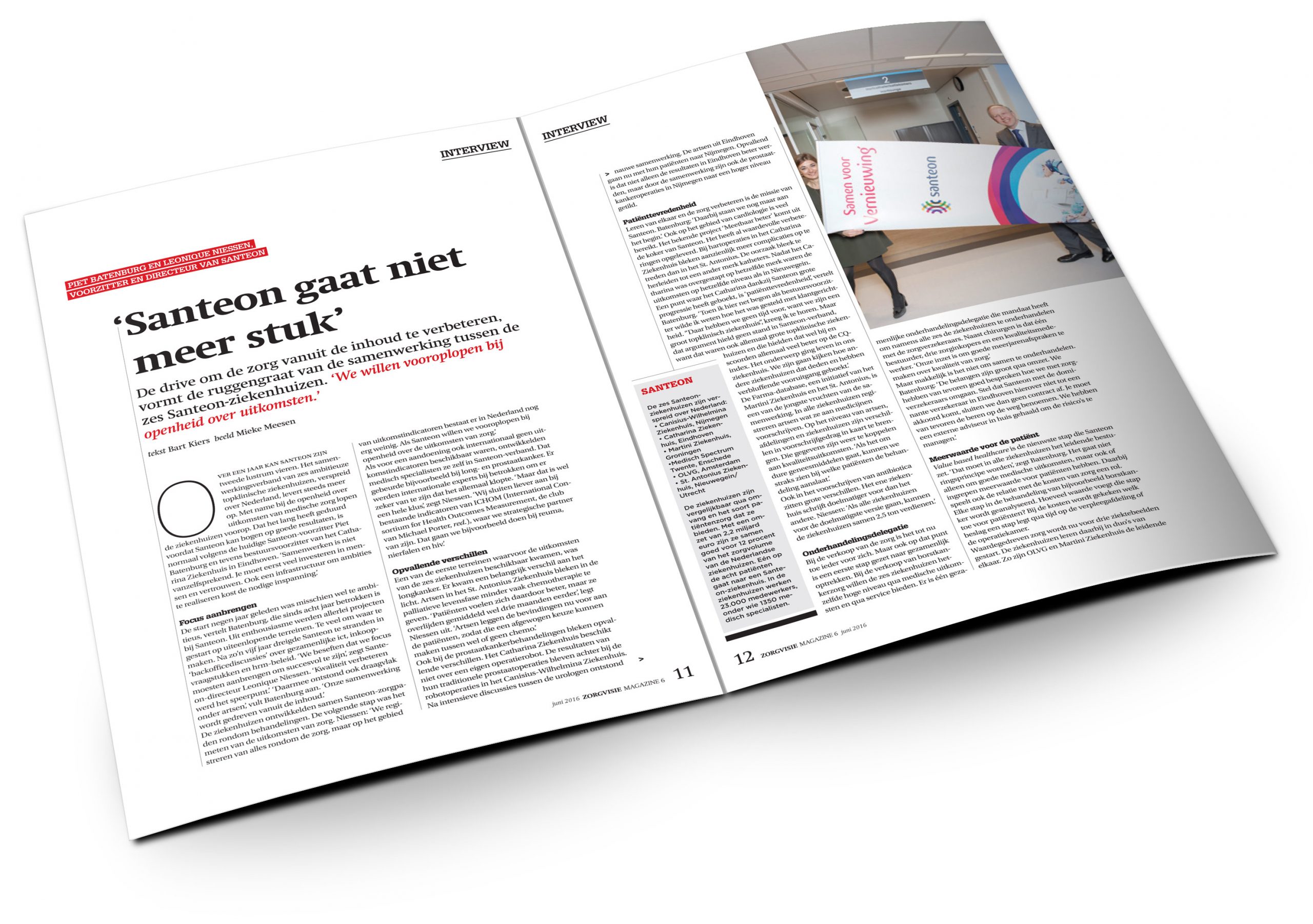 Open tijdschrift met Nederlandse tekst, koppen en foto's van drie mensen bij een groot bord. Kop: Santeon gaat niet meer stuk.