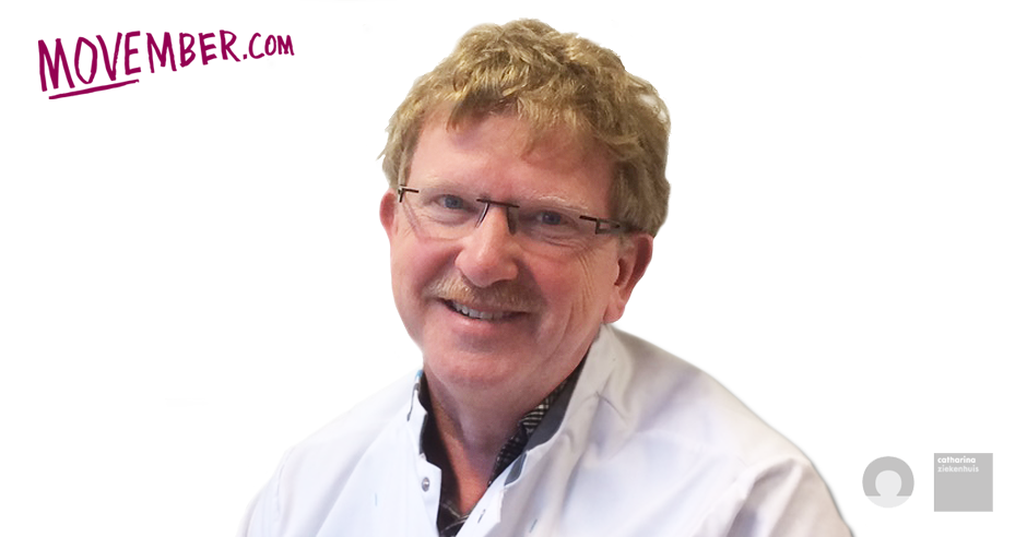 Uroloog Koldewijn, man met bril, snor en krullend haar, glimlacht in witte jas. Movember-logo linksboven.