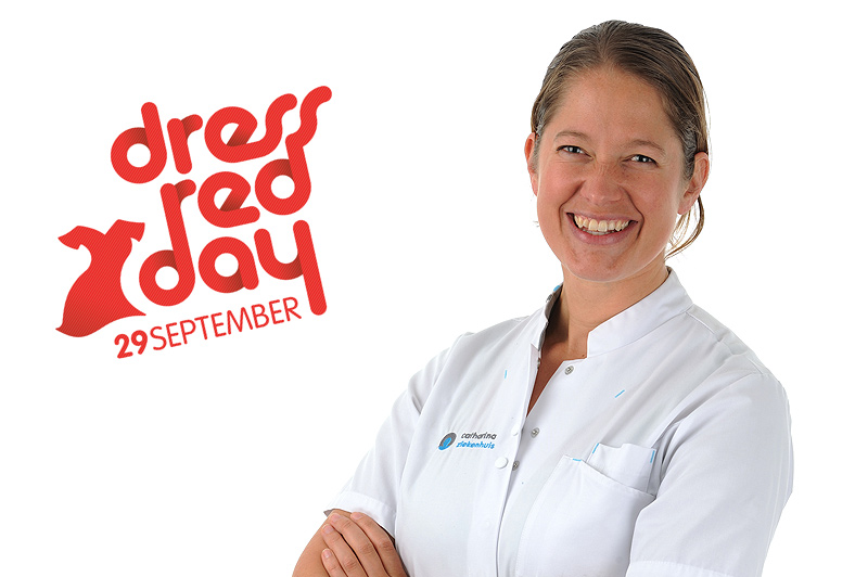 Cardioloog in wit uniform met gekruiste armen, naast rood "Dress Red Day 29 september" logo. Witte achtergrond.