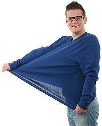 Persoon met bril en blauw shirt rekt de zijkant van het shirt uit om elasticiteit te tonen. Ze lachen naar de camera.