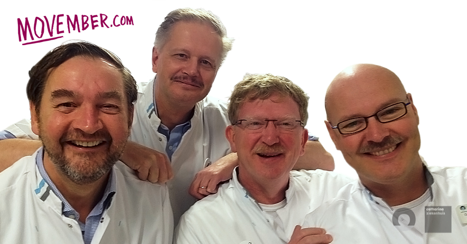 Vier lachende mannen met snor, waaronder uroloog Eric Vrijhof, in witte jassen voor witte achtergrond, met MOVEMBER.com linksboven.