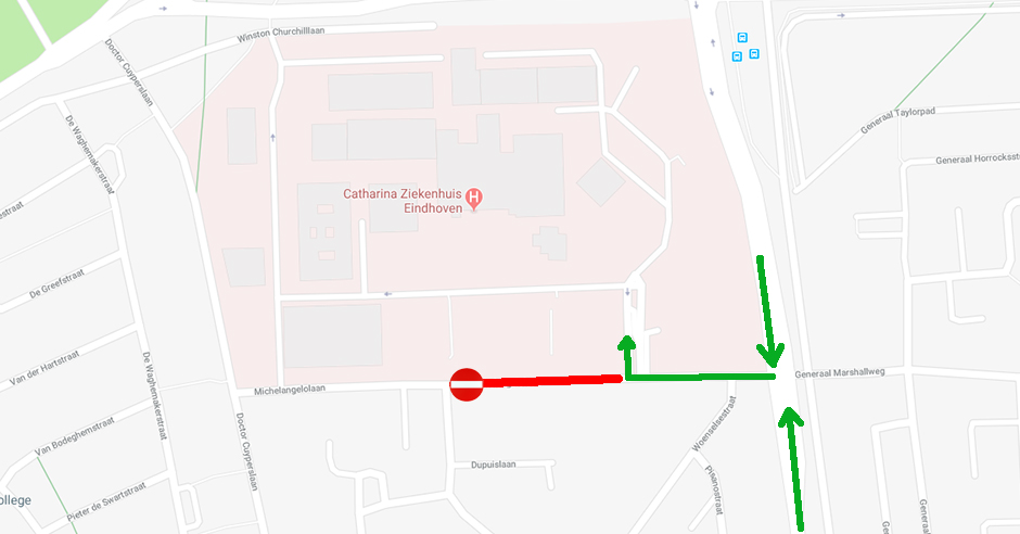 Plattegrond van ziekenhuiscomplex. Rode streep met inrijverbod op Michaëlangelolaan, groene pijlen tonen omleidingen.