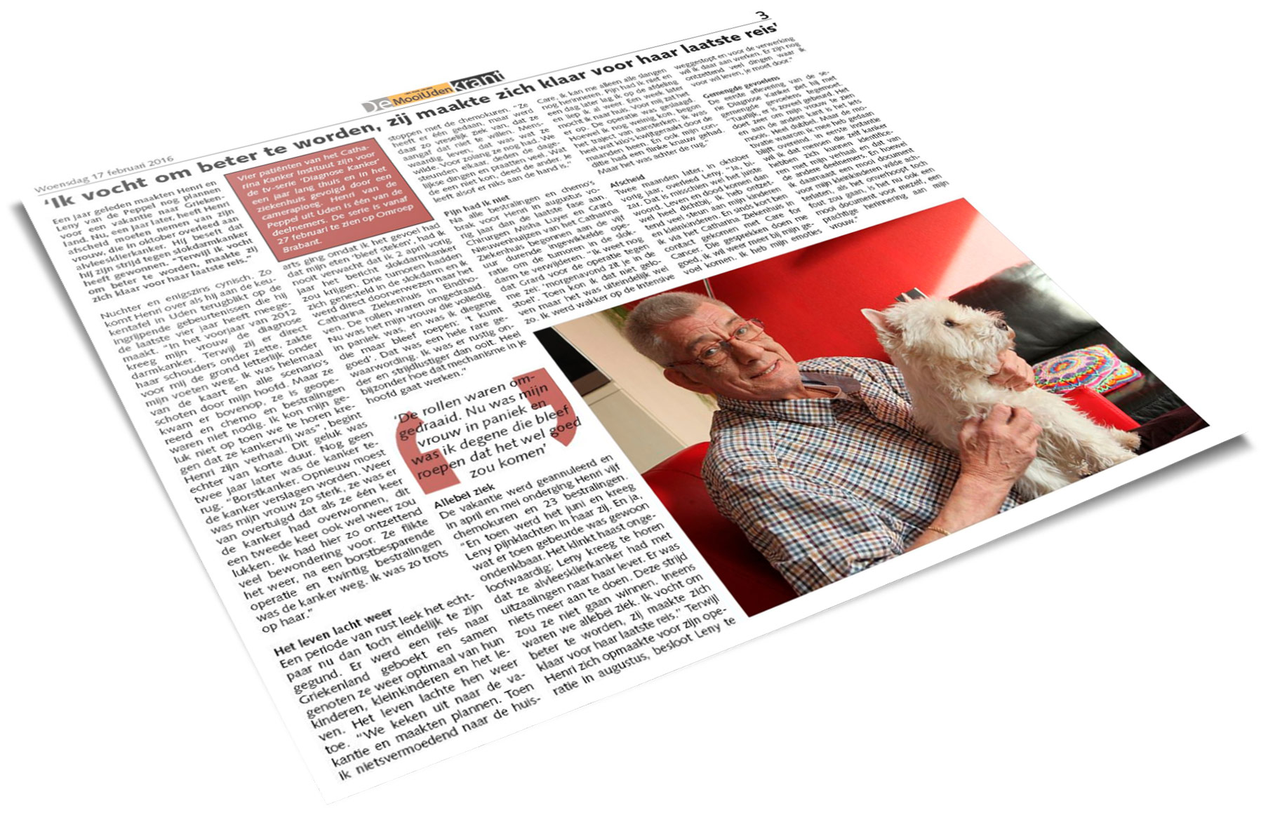 Een schuine pagina van een Nederlandse krant met kolommen tekst en een grote foto van een oudere man met een witte hond op de bank.