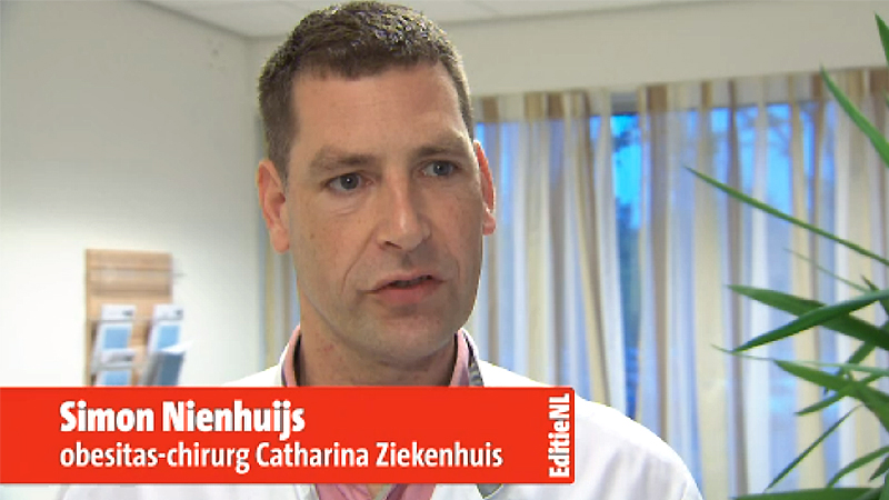 Man in witte jas binnen met crèmekleurige gordijnen en plant; rood etiket: "Simon Nienhuijs, obesitas-chirurg, EditieNL".