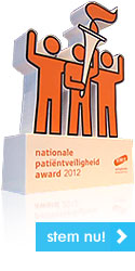 Trofee met drie oranje figuren, één met fakkel, op witte voet met tekst 'nationale patiëntveiligheid award 2012'. Blauwe knop eronder.