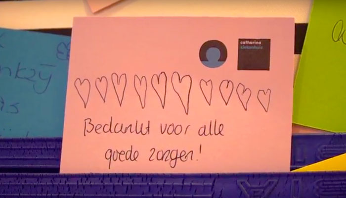 Roze kaart met handgetekende hartjes en de tekst "Bedankt voor alle goede zorgen", Catharina Ziekenhuis logo rechtsboven.