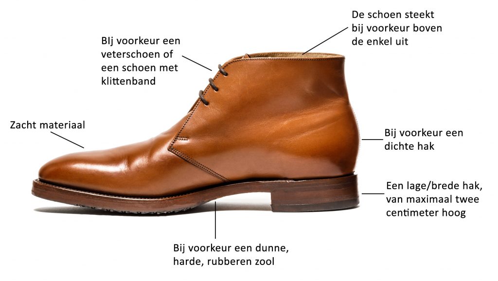 Bruine leren herenschoen met veters, lage hak, harde zool en hoge schacht; geschikt voor revalidatie na een beroerte.