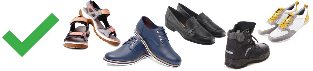Groen vinkje bij sandalen, blauwe schoenen, zwarte loafers, zwarte laarzen en witte sneakers op witte achtergrond.