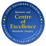 Blauwe ronde badge met gele en witte tekst: Bariatrische chirurgie en expertisecentrum metabole chirurgie. Rand met gele sterren.