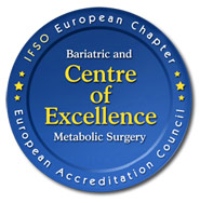 Blauwe ronde badge met gele en witte tekst: Bariatrische chirurgie en expertisecentrum metabole chirurgie. Rand met gele sterren.