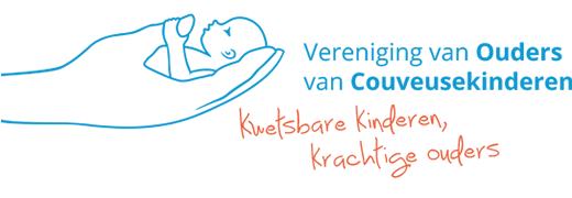 Blauwe lijntekening van een hand met baby, naast tekst 'Vereniging van Ouders van Couveusekinderen' en kwaliteitskeurmerken.