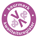 Rond paars-wit logo met "keurmerk kwaliteitsregister" langs de rand en gestileerde letters in het midden, vaak op certificaten.
