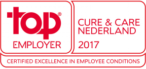 Rood-wit logo Topwerkgever Cure & Care Nederland 2017, met certificaten, keurmerken en de tekst 'Certified Excellence in Employee Conditions'.