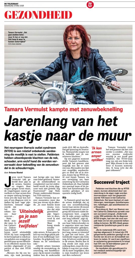 Vrouw met rood haar in zwart leren jack op motor; artikel met grote koppen over Tamara Vermulsts strijd met zenuwbeknelling.