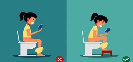 Persoon met LAR-syndroom op wc; links verkeerde houding, rechts juiste met krukje, beide met telefoon.