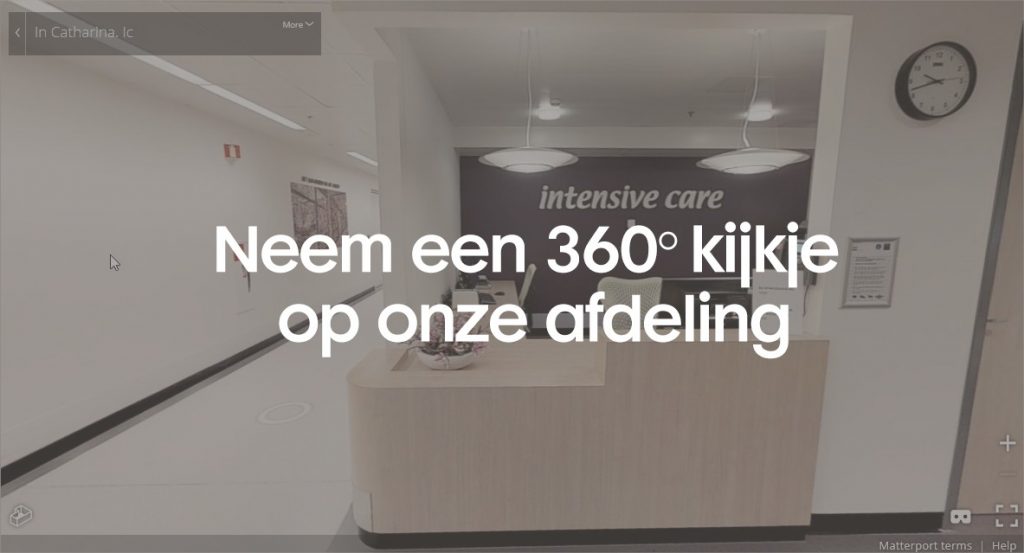 Receptiebalie van de intensive care met klok, bord Intensive Care en Medium Care, en tekst: Neem een 360° kijkje op onze afdeling.
