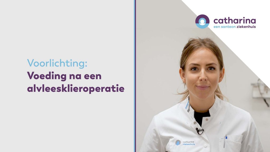 Vrouw in witte medische kleding in kliniek, links tekst: Voorlichting voeding na alvleesklieroperatie, rechts logo Catharina Ziekenhuis.
