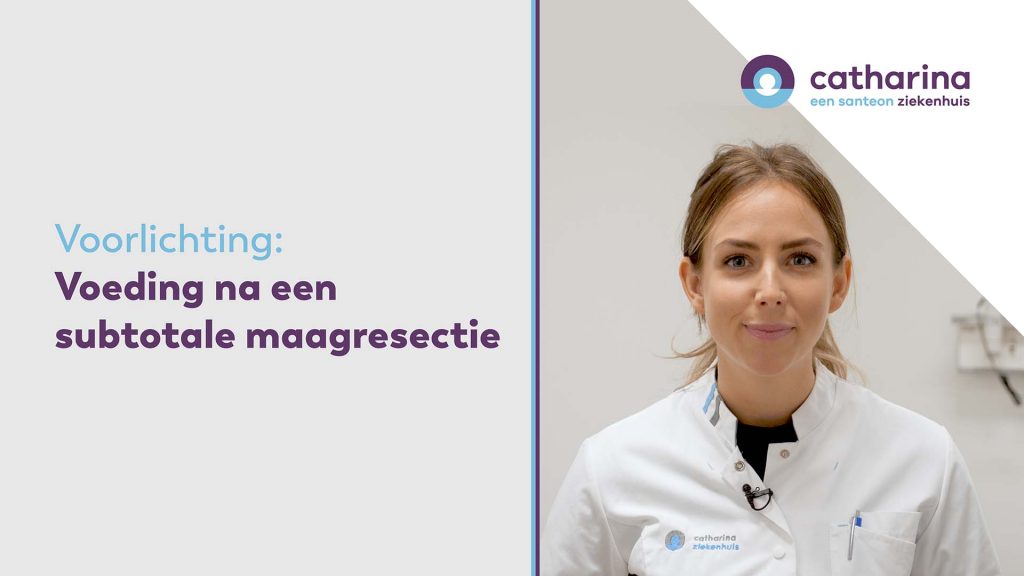 Vrouwelijke zorgverlener in witte jas in ziekenhuis. Tekst: Voorlichting: Voeding na een subtotale maagresectie. Catharina-logo bovenaan.
