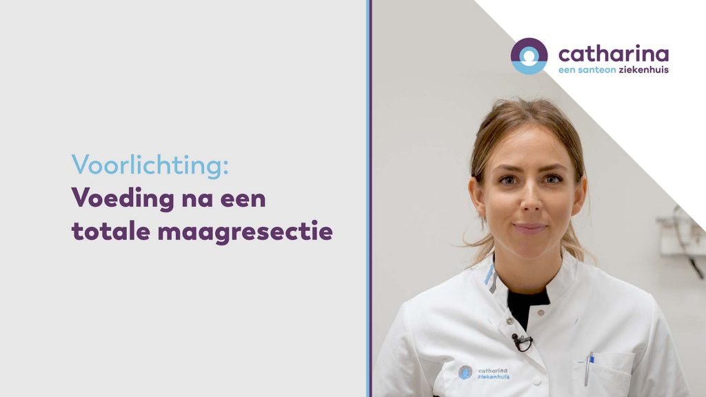 Vrouw in witte jas in kliniek. Links: "Voorlichtingsvideo: voeding na totale maagresectie". Rechtsboven Catharina Ziekenhuis-logo.