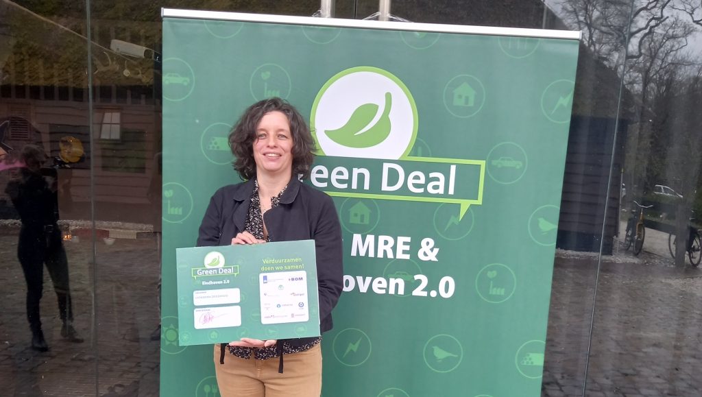 Persoon met certificaat voor Green Deal-banner over MRE & Stoven 2.0, duurzaamheid en partners als Catharina Ziekenhuis.