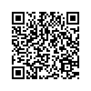 Zwart-witte QR-code op een witte achtergrond, bestaand uit kleine vierkanten voor scannen met een apparaat.
