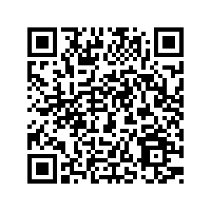 Zwart-witte QR-code op witte achtergrond die digitale info bevat; scanbaar met mobiel voor website of data.