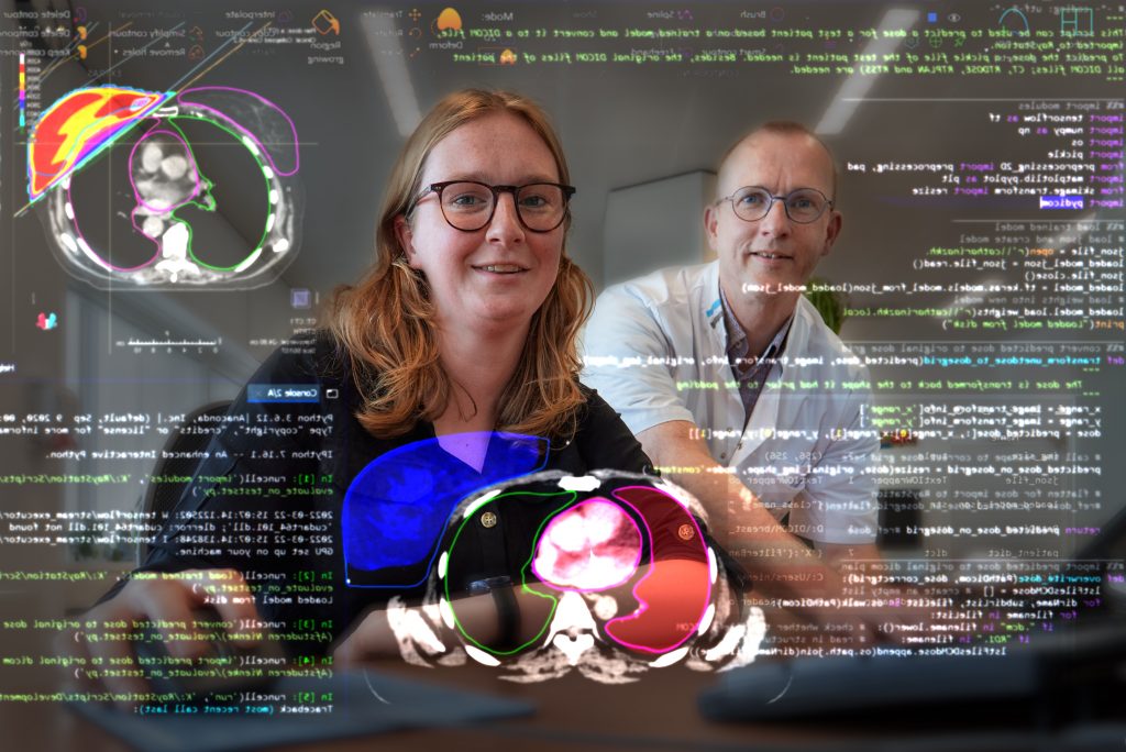 Twee mensen aan een bureau met computer, medische scans en code zichtbaar; focus op borstkanker behandelplannen.