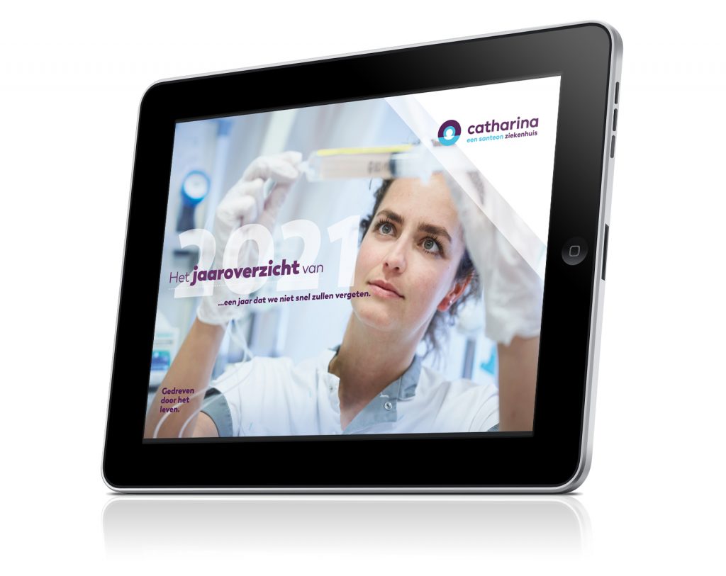 Tablet toont foto van vrouwelijke wetenschapper met reageerbuis, Nederlandse tekst en Catharina Ziekenhuis-logo op het scherm.