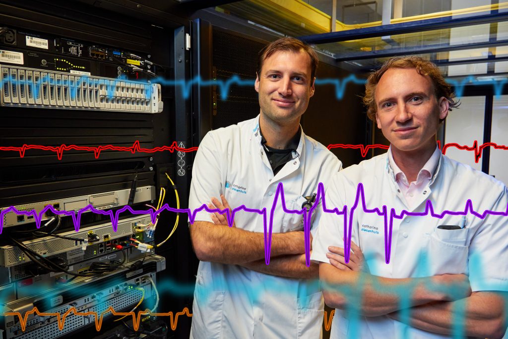 Twee mannen in witte labjassen staan met gekruiste armen voor servers, met digitale ECG-golven over het beeld geprojecteerd.