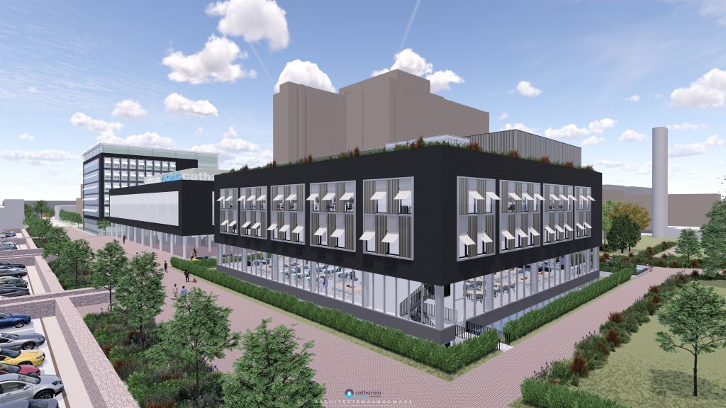 Een modern, gasloos gebouw met drie verdiepingen, grote ramen en witte zonneschermen naast een hoger pand onder wolkenlucht.