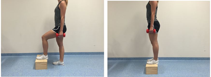 Persoon in sportkleding doet een step-up op een houten box met rode halters, eerst opstappen, dan rechtop staan.