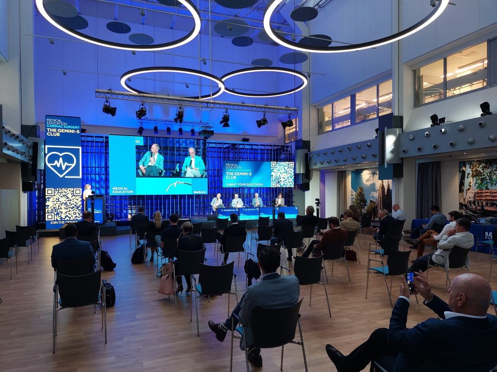 Conferentieruimte Catharina Ziekenhuis met Masterclass atriumfibrilleren; publiek kijkt naar sprekers en schermen.