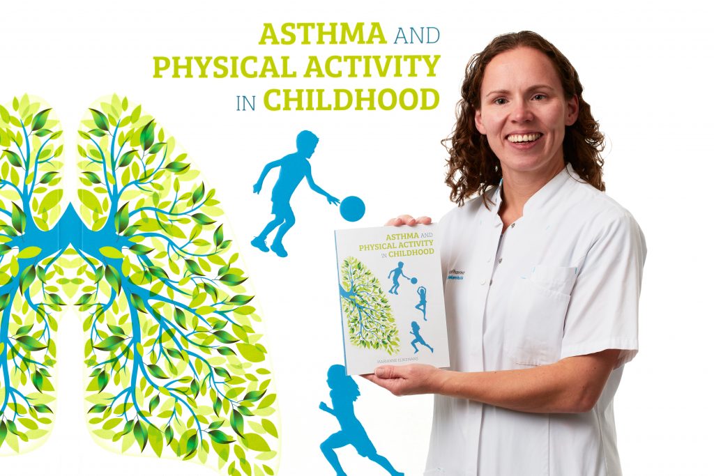 Vrouw in witte doktersjas met boek 'Astma and Physical Activity in Childhood', achtergrond met longen, 'astma' en spelende kinderen.