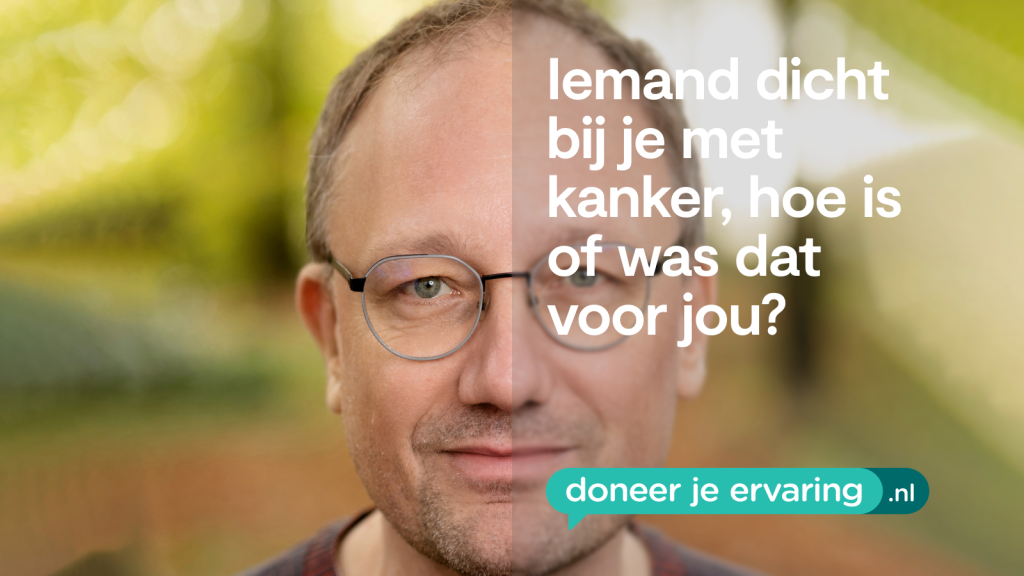 Een man met bril kijkt naar de camera. Tekst vraagt naar ervaringen met naasten die kanker hebben. Groene knop: doneer je ervaring .nl. Vage groene achtergrond.