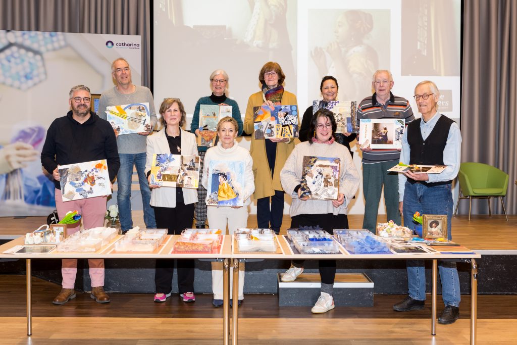 Tien volwassenen binnen tonen hun kunstwerken geïnspireerd op het Rijksmuseum. Voor hen een tafel met meer kunst.