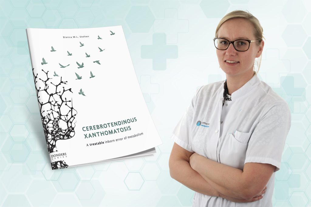 Een neuroloog in witte jas naast een boek over Cerebrotendineuze Xanthomatose, met blauwe medische achtergrond.