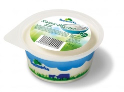 Klein plastic bakje BioMarke zuiveldessert met groen-blauw koeienlabel, geseald deksel met info, barcode en mapje over ondervoeding.