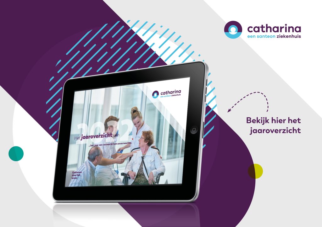 Tablet met jaarverslag Catharina Ziekenhuis, zorgverleners bij patiënt, logo rechtsboven, tekst: Bekijk hier het jaaroverzicht.