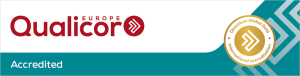 Rechthoekige banner met Qualicor Europe-logo, keurmerken en certificaten, gouden Momentum Global Gold-zegel en 'Accredited' op teal.