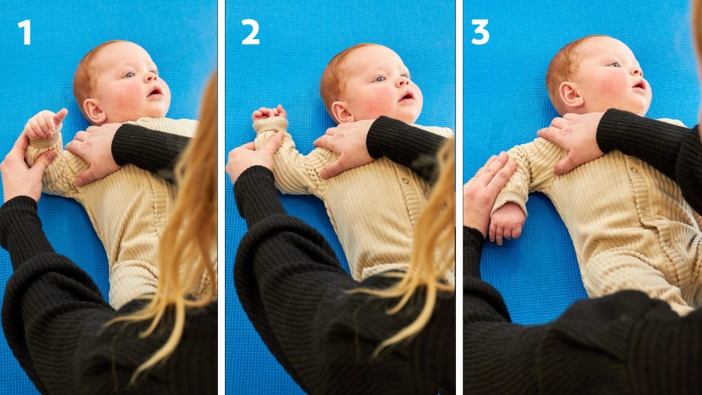 Baby in beige ligt op blauwe mat; volwassene in zwart toont in 3 stappen armbewegingen als deel van OPBL-therapie.