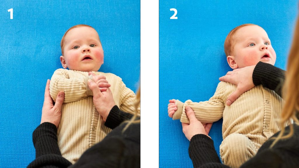Een baby in beige ligt op een blauwe mat. In beeld 1 houdt een volwassene de armpjes gekruist. Beide beelden zijn genummerd.